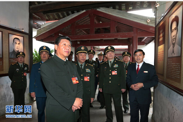 시진핑 중국 국가주석이 2014년 10월31일 푸젠성 구톈에서 전군 지휘관 회의를 연 뒤, 1929년 같은 장소에서 열렸던 구톈회의 기념관을 둘러보면서 마오쩌둥 사진 앞에 서 있다. 신화통신 연합뉴스