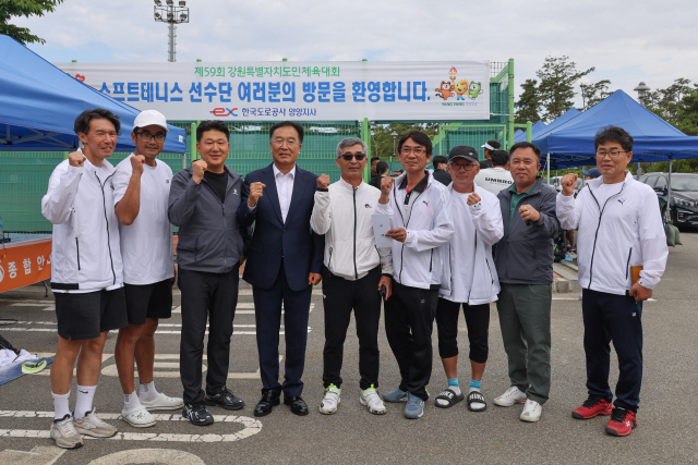 ▲ 김진하 군수와 김연식 체육회장을 비롯한 양양지역 기관단체장들은 지난 주말 도민체전 각 경기장을 찾아 선수단과 자원봉사자들을 격려했다.