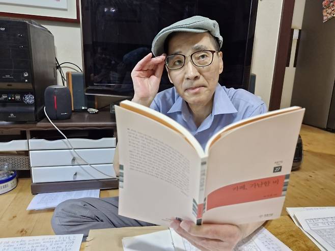 ▲자신의 시 세계에 대해 설명하는 박석준 시인