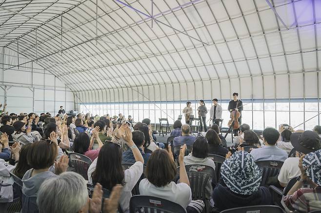 The audience enjoys a performance at the Gyechon Classic Festival. (Chung Mong-koo Foundation)