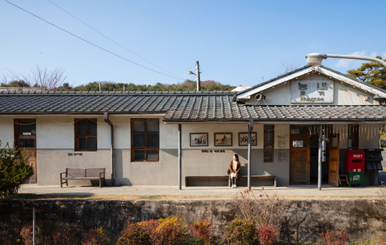 Neungnae Station in Namyangju, Gyeonggi, is a closed station that is now a retro-style tourist spot with an old railroad and a train. [JOONGANG ILBO]