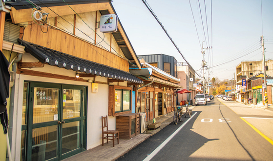 A street in Gyuam Village in Buyeo County, South Chungcheong [EVALUATION INSTITUTE OF REGIONAL PUBLIC CORPORATION]