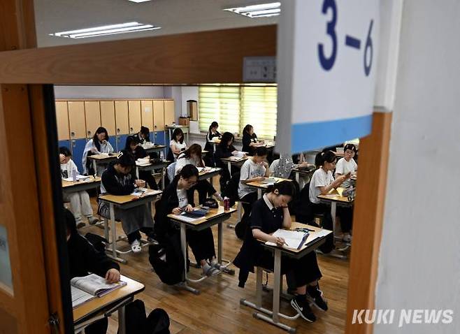 4일 서울 영등포구 여의도자고등학교에서 수험생들이 대학수학능력시험 6월 모의평가를 치르고 있다. 사진공동취재단