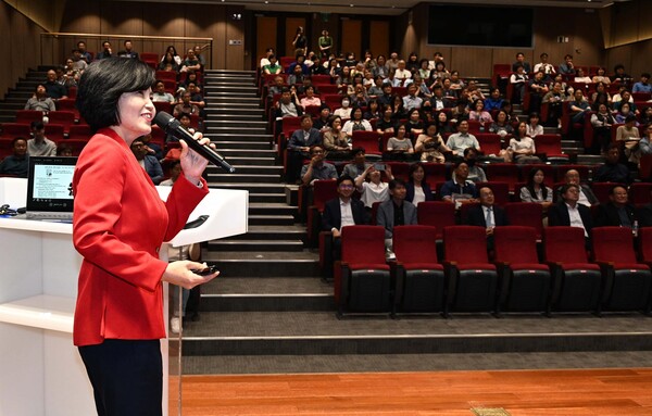 ​장경순 BNK경남은행 WM고객부 과장이 지난 3일 경남도민일보 후원회원·독자를 위한 금융 특강 ''단디금융- 돈이 되는 행복한 100세 이야기'를 진행하고 있다. /김구연 기자