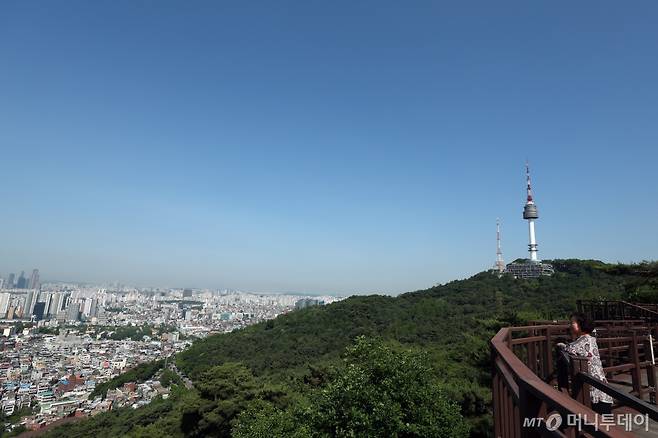지난달 29일 서울 남산에서 찍은 서울의 풍경. 구름 한 점 없는 푸른 하늘이 보인다./사진=뉴스1