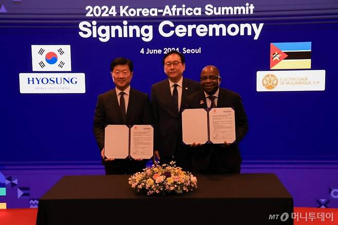 효성중공업이 4일 서울 강남구 인터콘티넨탈 서울 코엑스 호텔에서 열린 '한-아프리카 비즈니스 서밋'에서 모잠비크에 대규모 전력기기를 공급하는 내용의 계약 체결식 행사를 가졌다.  우태희 효성중공업 대표이사(왼쪽), 정인교 산업통상자원부 통상교선본부장(가운데), 마르셀리노 알베르토 모잠비크 국영 전력청(EDM) CEO(오른쪽) 등이 참석했다. /사진제공=효성중공업