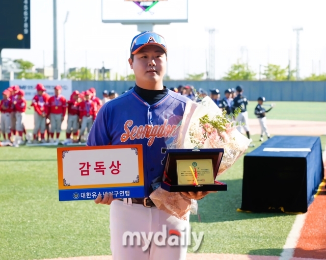 대회 감독상을 받은 김현우 감독.