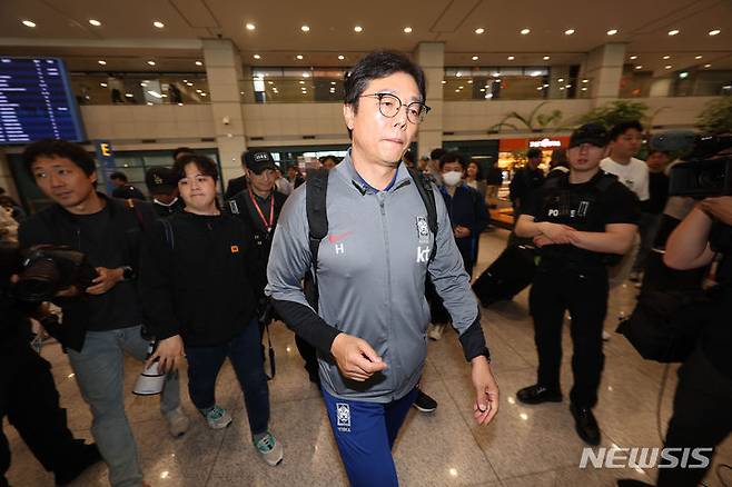 [인천공항=뉴시스] 김명년 기자 = 황선홍 U-23 축구 국가대표팀 감독이 27일 오후 인천국제공항에서 귀국 인터뷰 후 입국장을 나서고 있다. 2024.04.27. kmn@newsis.com