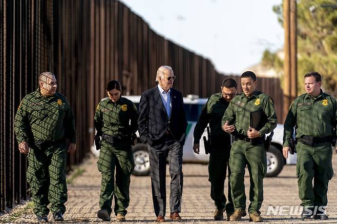 [엘패소=AP/뉴시스] 조 바이든 미국 대통령이 2023년 1월 8일 텍사스주 엘패소의 멕시코 국경 장벽을 방문해 국경수비대 대원들과 함께 현장을 둘러보았다. 바이든은 선거를 앞두고 국경이민 하루 2500명 초과시 행정명령으로 국경을 폐쇄하기로 했다.  2024. 06. 04.