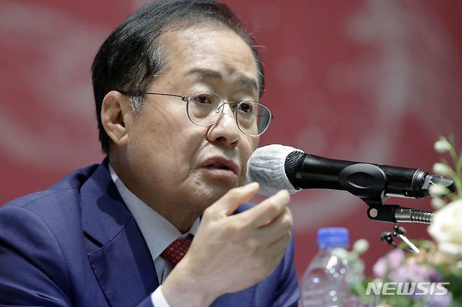 [서울=뉴시스] 최동준 기자 = 홍준표 대구시장이 29일 서울 영등포구 공군호텔에서 열린 새미준 정기세미나 초청강연을 하고 있다. 2024.05.29. photocdj@newsis.com *재판매 및 DB 금지