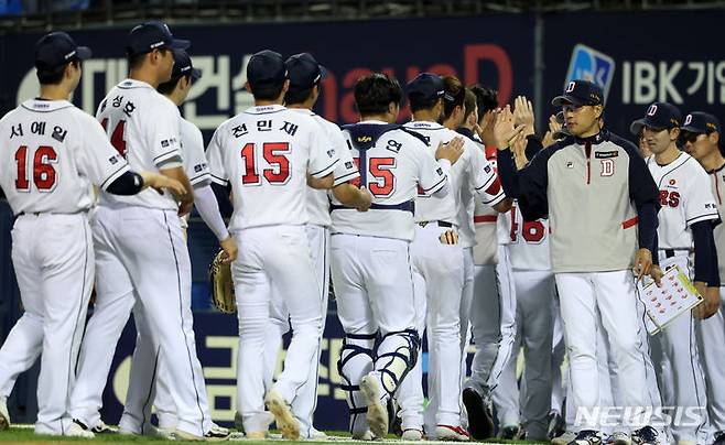 [서울=뉴시스] 이영환 기자 = 29일 오후 서울 송파구 잠실야구장에서 열린 2024 프로야구 KT 위즈와 두산 베어스의 경기, 12-6으로 승리한 두산 이승엽 감독이 선수들과 하이파이브를 하고 있다. 2024.05.29. 20hwan@newsis.com