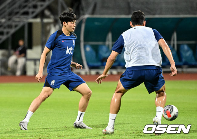 [OSEN=비샨(싱가포르), 조은정 기자] 김도훈 임시 감독이 이끄는 한국 축구대표팀은 3일(이하 한국시간) 오후 8시부터 싱가포르 비샨에 위치한 비샨 스타디움에서 2026 국제축구연맹(FIFA) 북중미 월드컵 아시아 2차 예선 C조 5차전 싱가포르와 맞대결을 앞두고 첫 현지 훈련에 나섰다.한국과 싱가포르의 경기는 오는 6일 오후 9시 싱가포르 더 내셔널 스타디움에서 킥오프 한다.한국 축구대표팀 배준호가 훈련을 하고있다. 2024.06.03 / cej@osen.co.kr