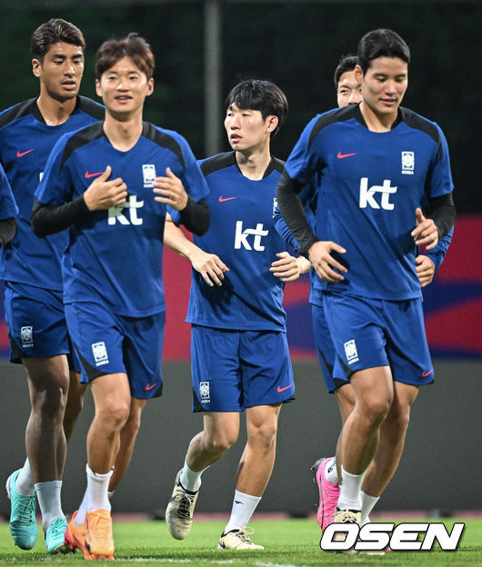 [OSEN=비샨(싱가포르), 조은정 기자] 김도훈 임시 감독이 이끄는 한국 축구대표팀은 4일(이하 한국시간) 오후 8시부터 싱가포르 비샨에 위치한 비샨 스타디움에서 2026 국제축구연맹(FIFA) 북중미 월드컵 아시아 2차 예선 C조 5차전 싱가포르와 맞대결을 앞두고 현지 훈련에 나섰다.한국과 싱가포르의 경기는 오는 6일 오후 9시 싱가포르 더 내셔널 스타디움에서 킥오프 한다.한국 축구대표팀 홍현석(가운데)이 훈련을 하고 있다. 2024.06.04 / cej@osen.co.kr