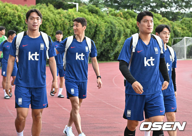 [OSEN=비샨(싱가포르), 조은정 기자] 김도훈 임시 감독이 이끄는 한국 축구대표팀은 4일(이하 한국시간) 오후 8시부터 싱가포르 비샨에 위치한 비샨 스타디움에서 2026 국제축구연맹(FIFA) 북중미 월드컵 아시아 2차 예선 C조 5차전 싱가포르와 맞대결을 앞두고 현지 훈련에 나섰다.한국과 싱가포르의 경기는 오는 6일 오후 9시 싱가포르 더 내셔널 스타디움에서 킥오프 한다.한국 축구대표팀 이명재, 정우영, 주민규, 엄원상이 훈련장에 들어서고 있다. 2024.06.04 / cej@osen.co.kr