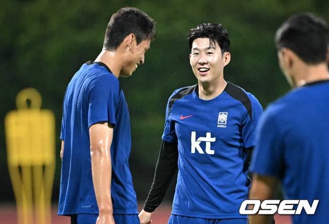 [OSEN=비샨(싱가포르), 조은정 기자] 김도훈 임시 감독이 이끄는 한국 축구대표팀은 4일(이하 한국시간) 오후 8시부터 싱가포르 비샨에 위치한 비샨 스타디움에서 2026 국제축구연맹(FIFA) 북중미 월드컵 아시아 2차 예선 C조 5차전 싱가포르와 맞대결을 앞두고 현지 훈련에 나섰다.한국과 싱가포르의 경기는 오는 6일 오후 9시 싱가포르 더 내셔널 스타디움에서 킥오프 한다.한국 축구대표팀 손흥민이 훈련을 하고 있다. 2024.06.04 / cej@osen.co.kr