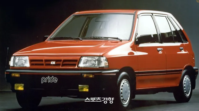 기아자동차 프라이드. 1987년부터 1999년까지 판매한 프라이드 1세대. 기아자동차는 프라이드를 통해 완성차 시장에서 ‘대중적인 인기’를 얻기 시작했다.