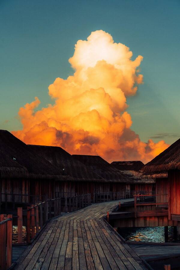 새벽녘 구름, 합성 같은 현실