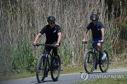 자전거 타는 바이든 대통령과 헌터 [AFP 연합뉴스 자료사진. 재판매 및 DB 금지]