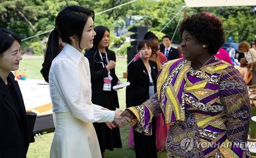 [한-아프리카 정상회의] 김건희 여사, 모잠비크 정상 배우자와 인사 (서울=연합뉴스) 홍해인 기자 = 김건희 여사가 4일 서울 청와대 녹지원에서 열린 2024 한-아프리카 정상회의 배우자 친교 행사에서 문화 공연 관람 뒤 모잠비크 이자우라 공살루 페하옹 뉴지 여사와 인사하고 있다. 2024.6.4 [대통령실 제공. 재판매 및 DB 금지] hihong@yna.co.kr