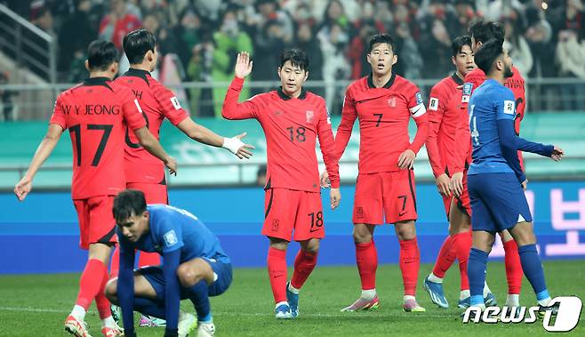 대한민국 축구대표팀 이강인이 16일 서울 마포구 서울월드컵경기장에서 열린 2026 FIFA 북중미 월드컵 아시아 지역 2차 예선 C조 조별리그 대한민국과 싱가포르의 경기에서 페널티 킥으로 팀의 다섯 번째 골을 터뜨린 후 선수들과 하이파이브를 하고 있다. 2023.11.16/뉴스1 ⓒ News1 김성진 기자