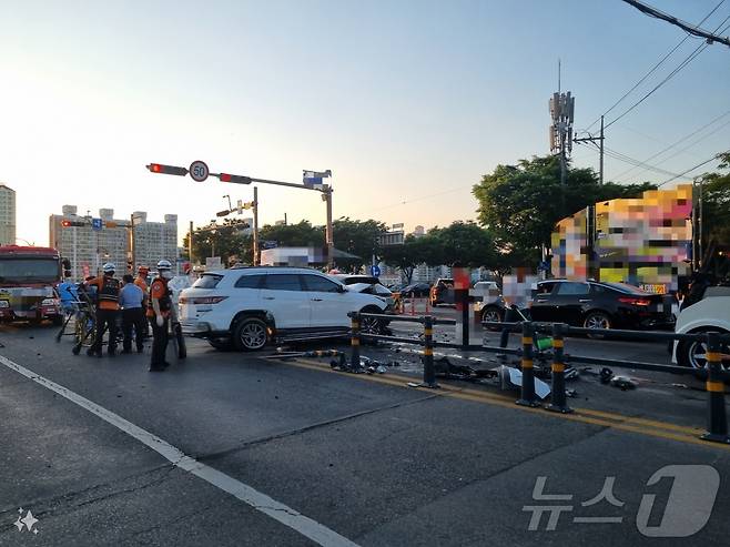 경북 경주시 황성동 금장교 사거리에서 SUV가 맞은편 오토바이1대와 승용차 2대를 들이받는 사고가 났다.