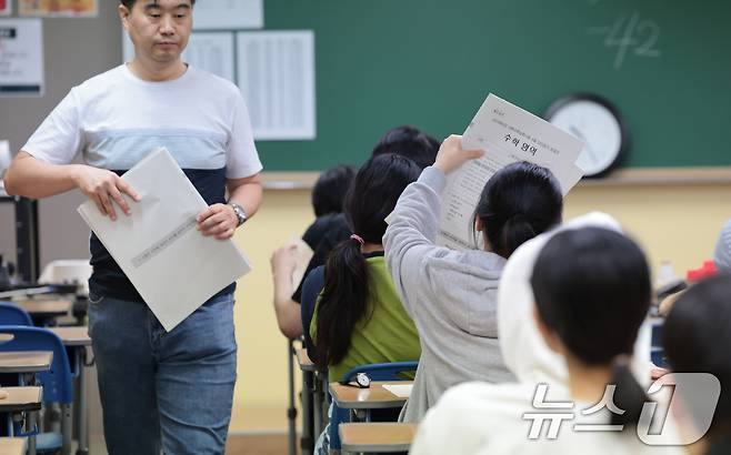 2025학년도 대학수학능력시험 6월 모의평가일인 4일 서울 양천구 목동 종로학원 본원에서 수험생들이 2교시 수학영역 시험지를 나누고 있다. (공동취재) /뉴스1 ⓒ News1 유승관 기자