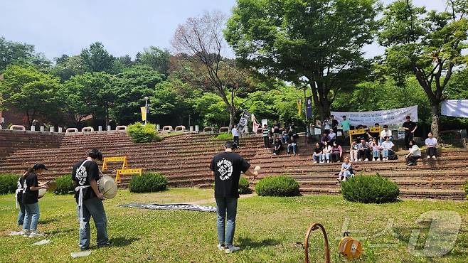 한신대학교 총학생회가 대학 측의 '외국인 유학생 강제 출국 사건 조사 방해'를 규탄하고 있다.