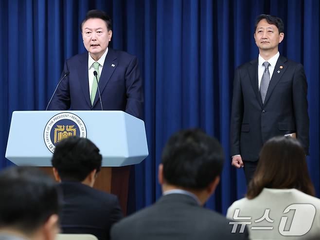 윤석열 대통령이 3일 용산 대통령실 청사에서 열린 첫 국정브리핑에서 "포항 영일만 앞바다에서 막대한 양의 석유와 가스가 매장돼 있을 가능성이 높다는 물리탐사 결과가 나왔다＂고 발표하고 있다. 2024.6.3/뉴스1 ⓒ News1 송원영 기자