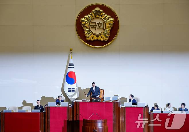 우원식 국회의장이 5일 오후 서울 여의도 국회 본회의장에서 열린 22대 국회 첫 본회의에서 의사봉을 두드리고 있다. 2024.6.5/뉴스1 ⓒ News1 안은나 기자