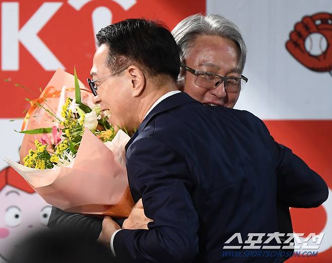 꽃다발을 들고 내려온 박종태 신임 사장이 김 감독과 감격의 첫 승 포옹을 하고 있다. 수원=정재근 기자 cjg@sportschosun.com