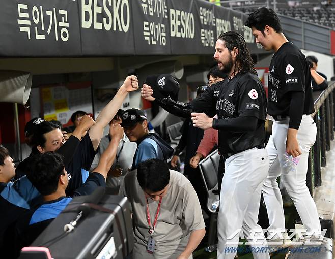 시원한 물세례와 함께 쏟아지는 축하