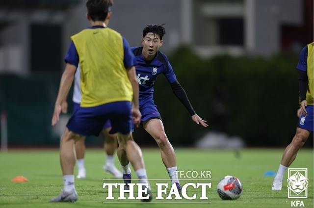 6일(목) 오후 9시에 싱가포르에서 열리는 2026 FIFA 북중미 월드컵 아시아지역 2차 예선 조별리그 C조 5차전인 한국(원정)-싱가포르(홈)전을 대상으로 하는 프로토 승부식 69회차 게임이 발매된다. 사진은 '캡틴' 손흥민의 싱가포르 첫 훈련./싱가포르=KFA(정제훈)