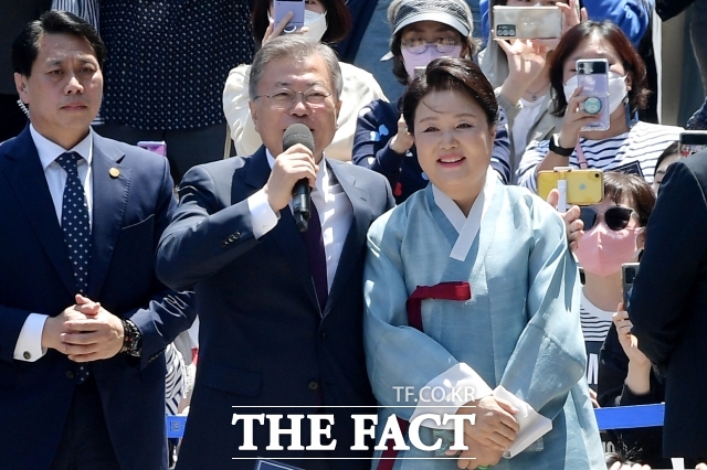 여권이 김정숙 전 대통령 영부인의 2018년 인도 방문을 두고 공세를 가하는 가운데 문재인 전 대통령이 5일 직접 반박에 나섰다. /더팩트 DB