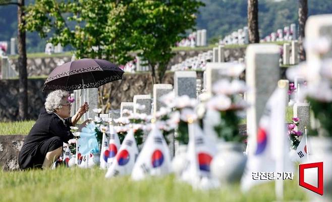 제69주년 현충일을 앞둔 5일 서울 동작구 국립서울현충원을 찾은 유가족이 고인을 추모하고 있다. 사진=강진형 기자aymsdream@