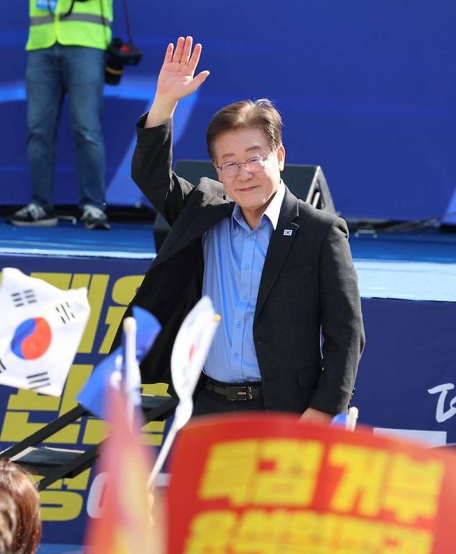 더불어민주당 이재명 대표가 1일 오후 서울역 인근에서 열린 윤석열 정권 규탄 및 해병대원 특검법 관철을 위한 범국민대회에서 지지자들을 향해 인사하고 있다. 2024.6.1 [공동취재]/연합뉴스