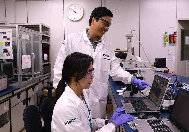 차세대 리튬이차전지의 성능과 안정성을 확보하는 새로운 리튬 복합소재를 개발한 화학연 이차전지 연구팀./한국화학연구원