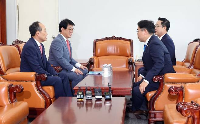 추경호 국민의힘 원내대표와 박찬대 더불어민주당 원내대표가 5일 서울 여의도 국회에서 가진 원 구성 협상을 위한 회동에서 이야기를 하고 있다. 왼쪽부터 국민의힘 추경호 원내대표, 배준영 원내수석부대표, 더불어민주당 박찬대 원내대표, 박성준 원내수석부대표. 사진=박범준 기자