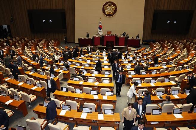 28일 오후 서울 여의도 국회에서 열린 제21대 국회 본회의를 마친 의원들이 산회 후 회의장을 나서고 있다. 뉴스1