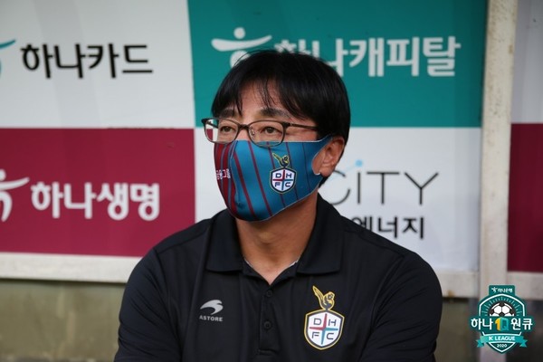 황선홍 감독(대전하나시티즌). 한국프로축구연맹