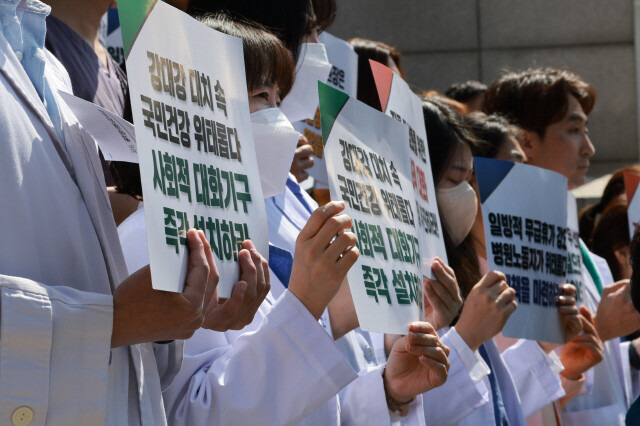 지난 4월1일 서울 신촌세브란스에서 열린 서울지역 전공의 수련병원 노동조합 대표자 합동 기자회견 모습. 김혜윤 기자 unique@hani.co.kr