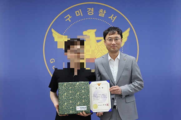 구미경찰서가 "번개탄을 구입해서 걱정된다”며 신고해 자살 예방한 마트 사장에게 감사장을 수여하고 있다. [사진=구미경찰서]