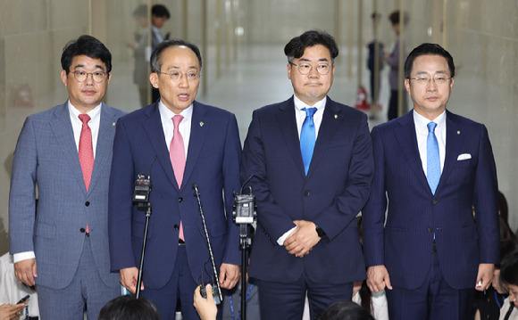 추경호 국민의힘 원내대표가 5일 오전 서울 여의도 국회에서 원 구성 등 22대 국회 개원 관련 협상을 위한 양당 원내대표 회동을 마치고 발언하고 있다. [사진=뉴시스]