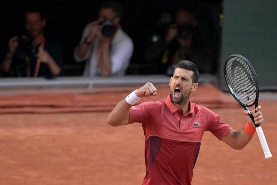 노박 조코비치가 4일(한국시간) 프랑스 파리의 스타드 롤랑가로스에서 벌어진 프랑스오픈 16강전 프란치스코 세룬돌로와의 경기에서 득점한 후 기뻐하고 있다. [AFP=연합뉴스]