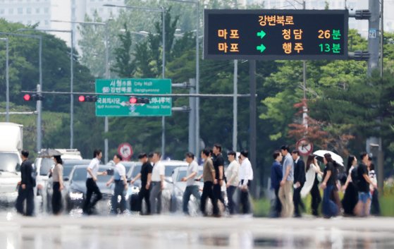 서울 지역의 낮 최고기온이 31도까지 올라 초여름 더위가 찾아온 5일 서울 영등포구 여의도 여의대로 일대 뜨겁게 달궈진 아스팔트 위로 아지랑이가 피어오르고 있다. 뉴스1