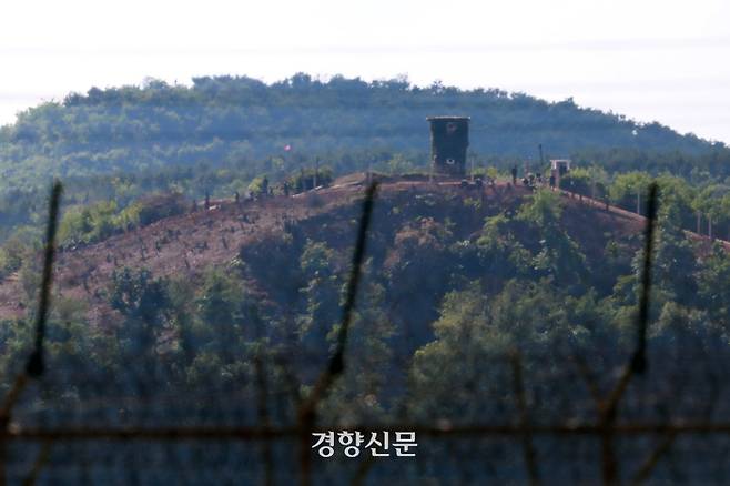 정부가 북한의 오물 풍선 살포 등의 도발에 대응해 대북 확성기 방송 재개를 검토 중인 가운데 지난 3일 우리 쪽 철책 너머로 북한군 초소에서 북한군이 진지 공사를 하고 있다. 조태형 기자