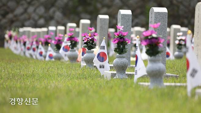5일 서울 동작구 국립서울현충원 묘역에 꽃과 태극기가 놓여있다.