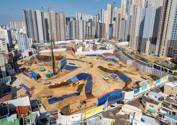 롯데건설이 부산 부산진구 양정3구역을 재개발해 총903세대를 공급하는 양정롯데캐슬프론티엘. 국제신문DB