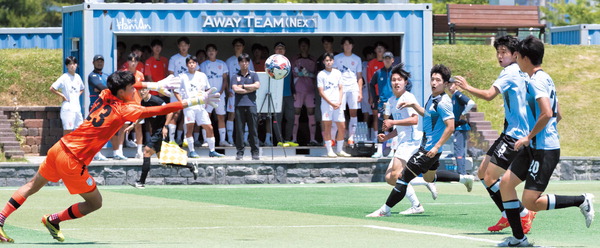 4일 ‘제45회 대한축구협회장배 전국 고등학교 축구대회’가 열리고 있는 경남 함안스포츠타운에서 울산 현대고 안철우 선수가 슈팅을 날리고 있다.  전민철 기자 jmc@kookje.co.kr