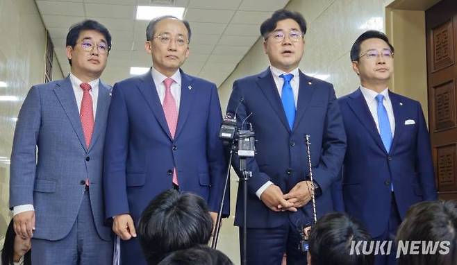 추경호 국민의힘 원내대표(가운데 좌측)와 박찬대 더불어민주당 원내대표(가운데 우측), 배준영 국민의힘 원내수석부대표(좌측), 박성준 민주당 원내수석부대표(우측)이 5일 국회 본관 운영위원장실에서 원구성을 위한 회의에 참석했다. 사진=임현범 기자