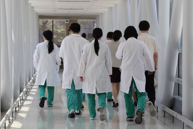 4일 서울시내의 한 대학병원에서 의료진이 이동하고 있다. 연합뉴스